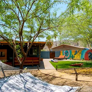  Villa The Hummingbird House, Sauna & Mountain Views! United States